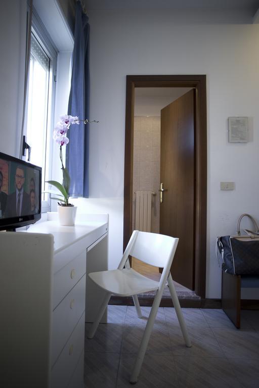 Hotel Capri ブレシア 部屋 写真